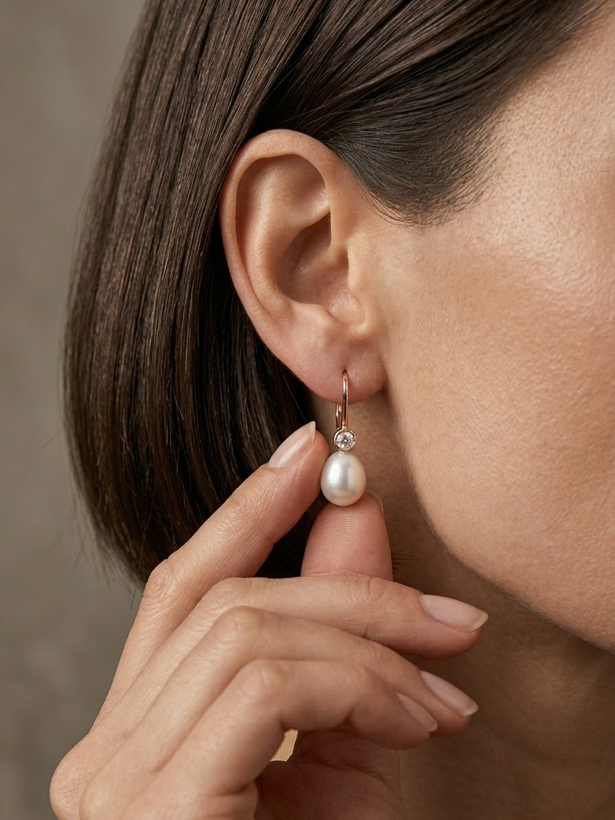 PÄRLÖRHÄNGEN MED DIAMANT